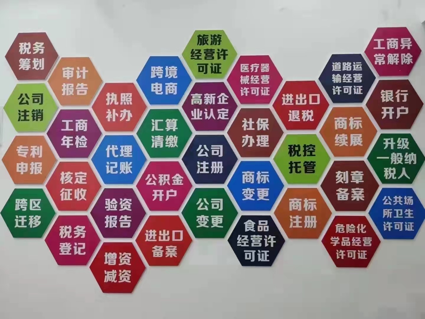 公司变更劳动合同员工可以拒绝吗(山东：被调岗降薪后员工拒绝上班，公司解除劳动合同是否违法？)